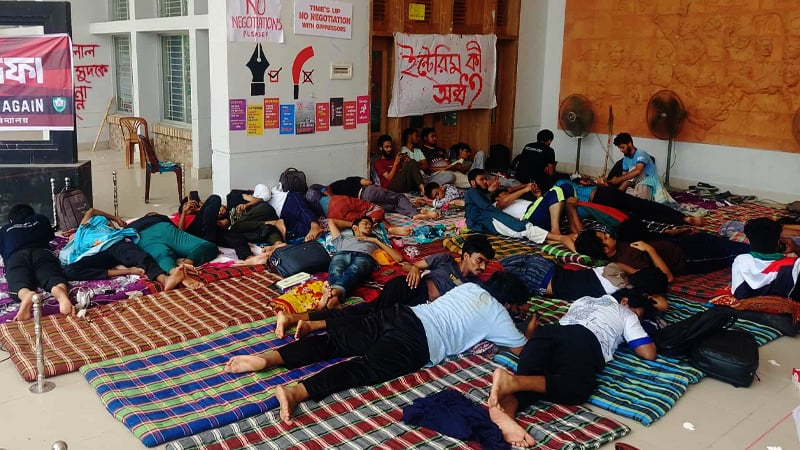 অনশনের তৃতীয় দিনে দুর্বল হয়ে পড়েছেন কুয়েটের ২৭ ছাত্র